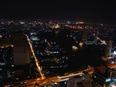 hier ist eine Bauruine zu sehen. Recht interessant, denn was ich gelesen habe sollte das der kleinere Zwilling vom State Tower sein, und ist halt in der Asienkrise mit den Immobilienspekulationen nie beendet worden. Schade eigentlich