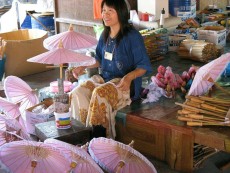 In der Schirmfabrik in Chiang Mai