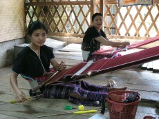 Weberinnen in einem Meo-Dorf bei Chiang Mai