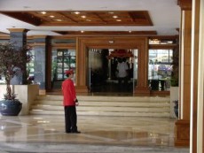 Der Eingang von der Sukhumvit her, über den freien Platz, der abends immer als Biergarten diente.