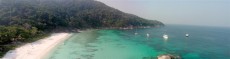 Blick über eine der Similan Inseln