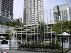 Der Haupteingang an der Soi - im Hintergrund der runde Turm