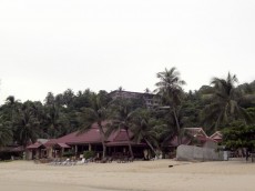 ... und diese Baustelle schräg hinter dem alten Baan Panburi am Hang.