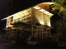 Hier ein Bild von der neuen Loungebar am Ortseingang, leider nur `ne Nachtaufnahme.