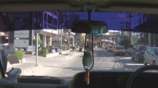 Dies ist die Hauptstrasse, links geht's gleich zum SN rein, 20 Meter weiter nach dem 7/11 kommt dann schon das Iyara