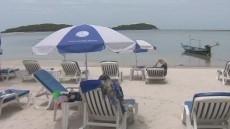 hier der Strand, der sich direkt an den Pool anschließt