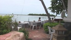 dies ist eine kleine offene Terrasse, schließt sich an den Frühstücksbereich an, liegt direkt am Strand.