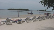 blick nach rechts am Strand entlang. wie gesagt, im Anschluss kommt dann schon das Iyara.