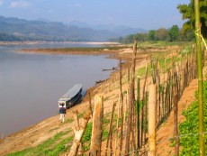 Unser kleines Ausflugsboot am Mekong. Vom Fluss sind es noch einige Kilometer ueber Land bis zu den Wasserfaellen