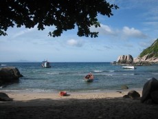 bucht ganz links (wenn man aufs wasser schaut), rechts daneben großer felshaufen, der den strand zwei-teilt