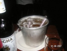 Nach der 2 Flasche Sang Som trinken wir das Bier aus Eimern