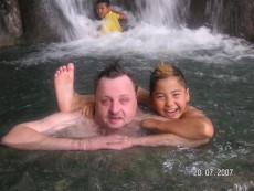 Mein kleiner und ich am Wasserfall