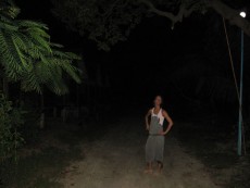 Weg zu Jacks Bar. Taschenlampe wäre eine gute Idee :)