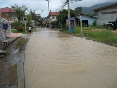 Straße, die von der Ringstraße nach &quot;Lamai City&quot; abbiegt