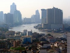 Blick auf den Chao Praya von der Dachterasse des Grand China Princess