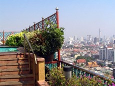 Kleiner Pool mit Blick auf die Skyline Bangkoks von der Dachterasse des Grand China Princess