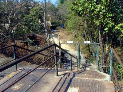 grenzuebergang.jpg (166.16 KiB) 3738 mal betrachtet Grenzuebergang von Thailand nach Kambodscha am Khao Phra Viharn