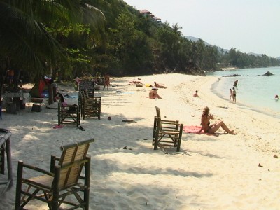 Strand direkt beim Boom Bay. Da schmeckt das Sonnenuntergangsbier am besten