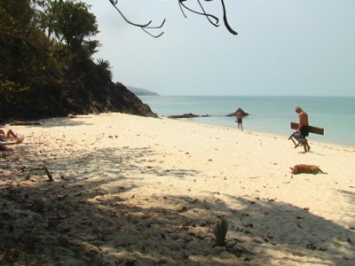 Touristisch verauter und voelig ueberlaufener Strand am Boom bay