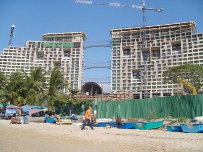 Das Hotel im Rohbau, Dezember 2008, im Vordergrund sieht man dass hier der Strand bereits bei Flut überspült ist.