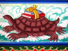 Die Schildkrote mit dem Buechern auf dem Ruecken.