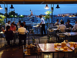 300chaophrayarestaurant.JPG