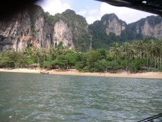 Zwischen Ao Nang und Railay liegt die Tonsai Bay