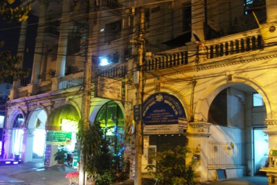 Honey House, Guesthouse, das Ding ist wirklich alt, achtet auch mal auf die Details, z. B. die kleinen Balkons oben.