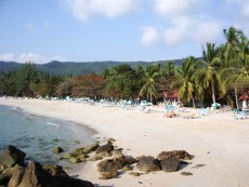 strand direkt vor firstbungalow (vorne) und fairhouse (direkt danach)