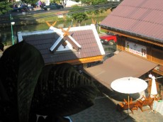Blick vom Laubengang in Richtung Hauptstrasse im Lai Thai Guesthouse in Chiang Mai.