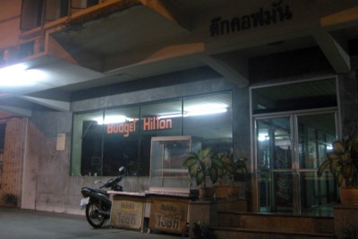 Noch ein Blick auf den Eingang mit einem historischen Moped für den Service zur Silom Road und der Küche des Hotels.