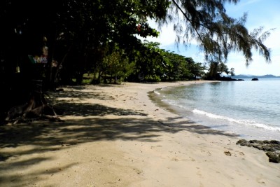 Strand vor Freedom Bungalow nach links