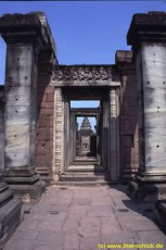 Hier sind im Boden und in den Saeulen symetrische angeordnete Loecher zu sehen (Phimai)