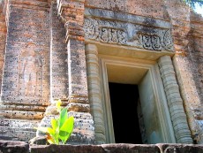 Einer der Central Tower im East Mebon in den Ruinen von Angkor mit vielen Loechern. Das Portal selbst des Towers wurde bereits restauriert und da sind keine Loecher zu sehen.
