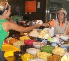zur nachspeise  in den 6. stock zum foodcenter. da gibts diese herrlichen kreationen mit kokosnussmilch , crushed ice, früchten und so bohnen/mais/kartoffel/gelartigen gebilden in den buntesten farben, schaut etwas strange aus, schmeckt aber genial!