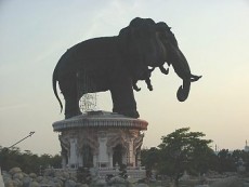 am Abend:  der Elefanten-Tempel auf dem Weg zurück nach Bangkok