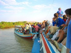 Das Speedboat war so ueberladen, dass Passagiere wieder das Boot verlassen mussten um es leichter zu machen, da es immer wieder in der Naehe von Siem Reap auf Grund lief. Als tieferes Wasser erreicht war, konnten alle wieder aufs Dach krabbbeln.
