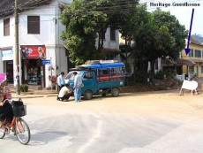 Blick von der Hauptstrasse die zum Nachtmarkt fuehrt zum Heritage Guesthouse.