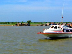 Mit dem Speedboat ueber den Tonle Sap