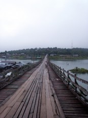 die berühmte Mon-Holzbrücke in Sangkhlaburi im Morgendunst