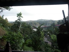 Blick von unserem Bungalow im Burmese Inn hinunter auf den See
