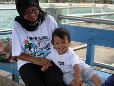 Malayin mit Kind auf Tioman